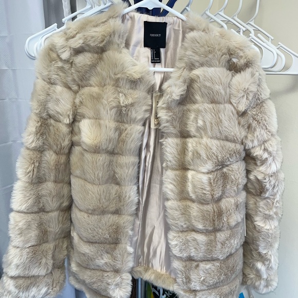 NWT Forever 21 beige cream Faux Fur Jacket - Picture 1 of 5